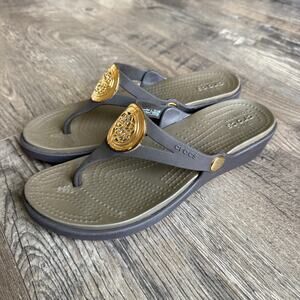 Crocs Womens 8 W Sanrah Circle Medallion Sandal Flip Flops Brown Gold Elevated